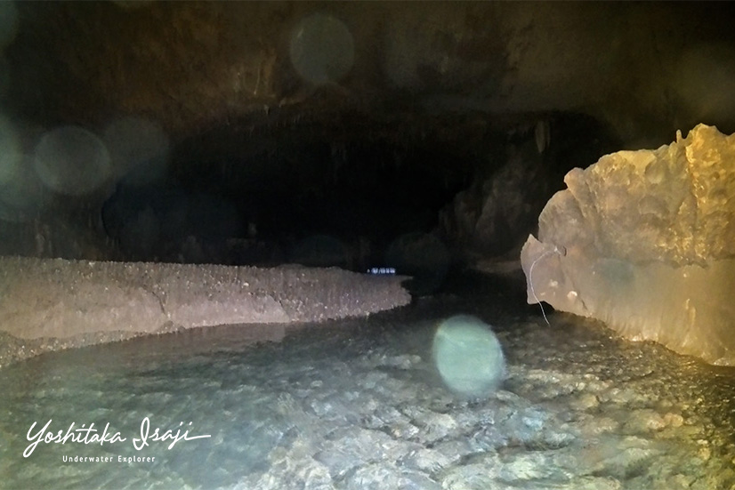 寺山の穴の第4主洞の水面。浅い地下河川が続く。