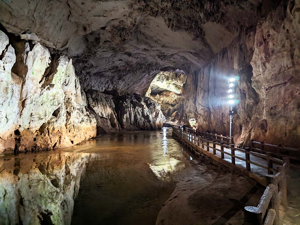 秋吉台の地下水系、地底河川が流れる