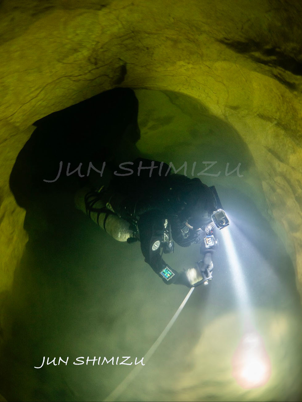 水中の管状通路、流水で拡大したことを示唆する。