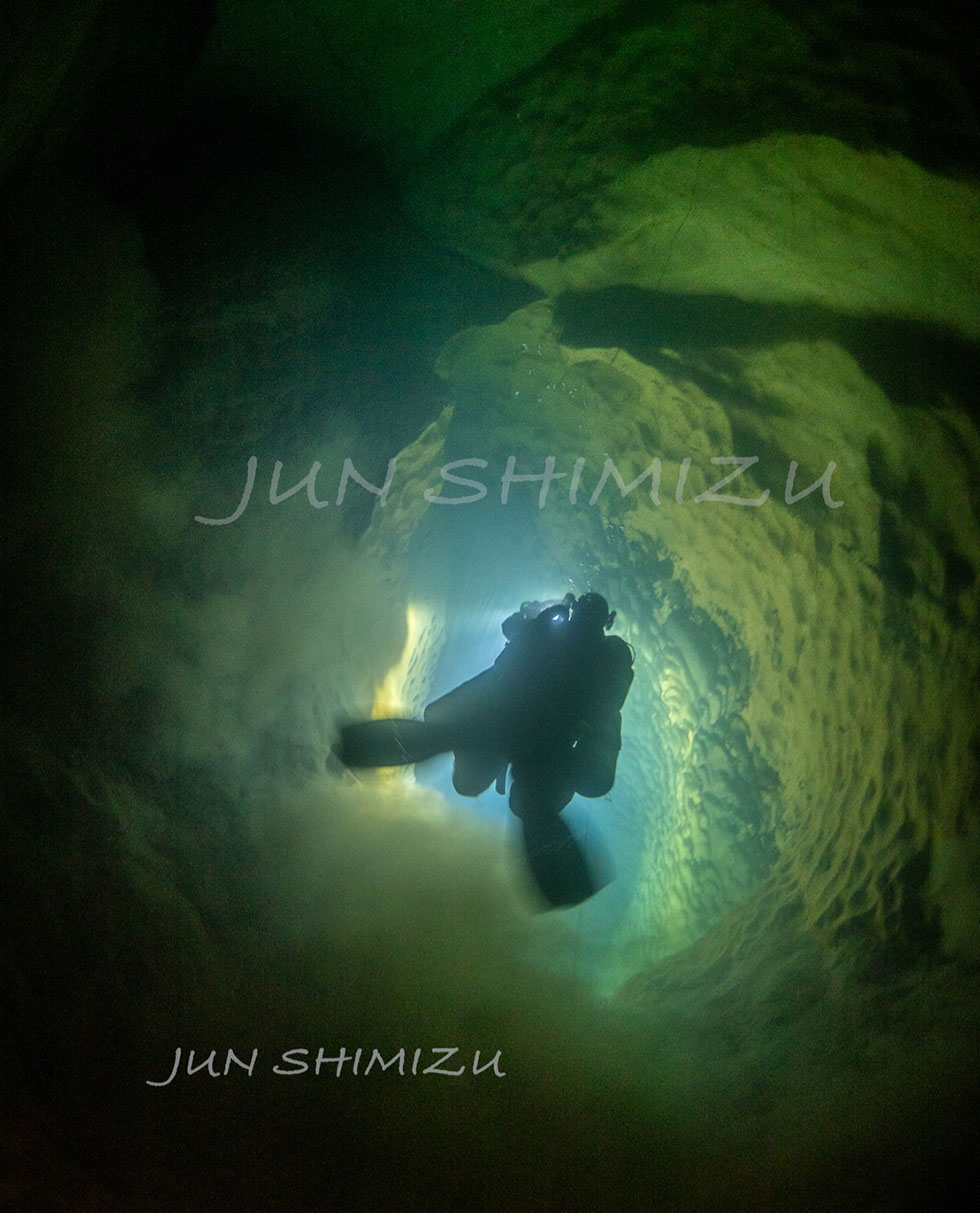 垂直に落ちていく、秋吉台の水中通路