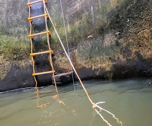 岸のピーヤの内側の水面