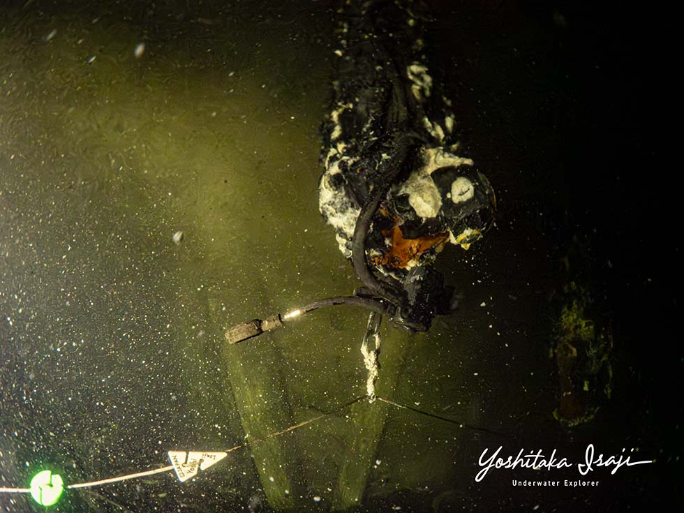 水没した坑道内で金属イオンが析出し、腐食したアルミニウムタンク