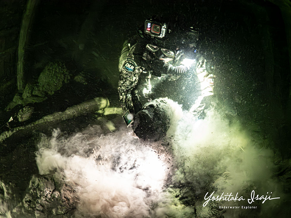 長生炭鉱の遺骨を収容する探検家の伊左治佳孝