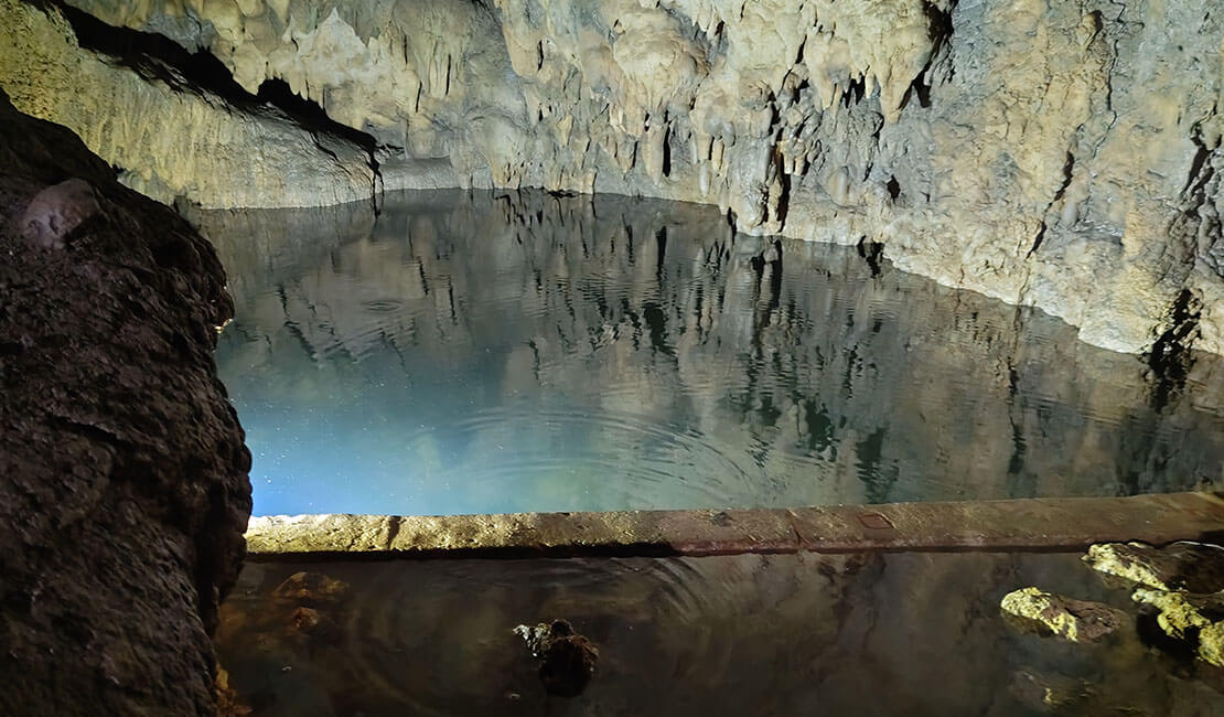 友利のあま井（ともりのあまがー）の水面