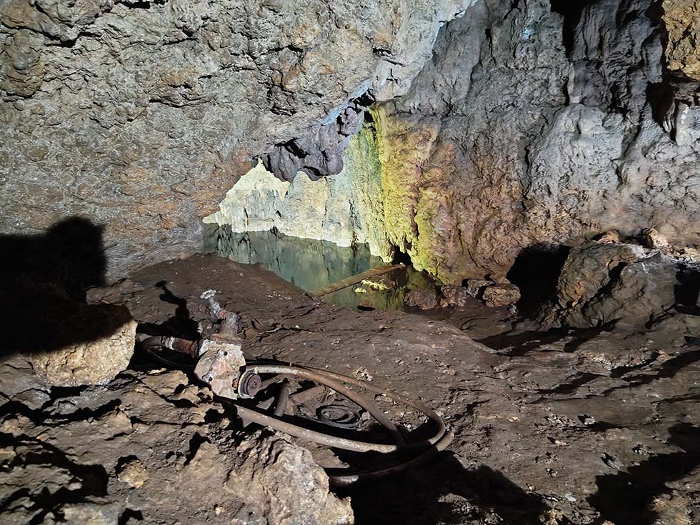 友利のあま井の洞窟の内部と水面