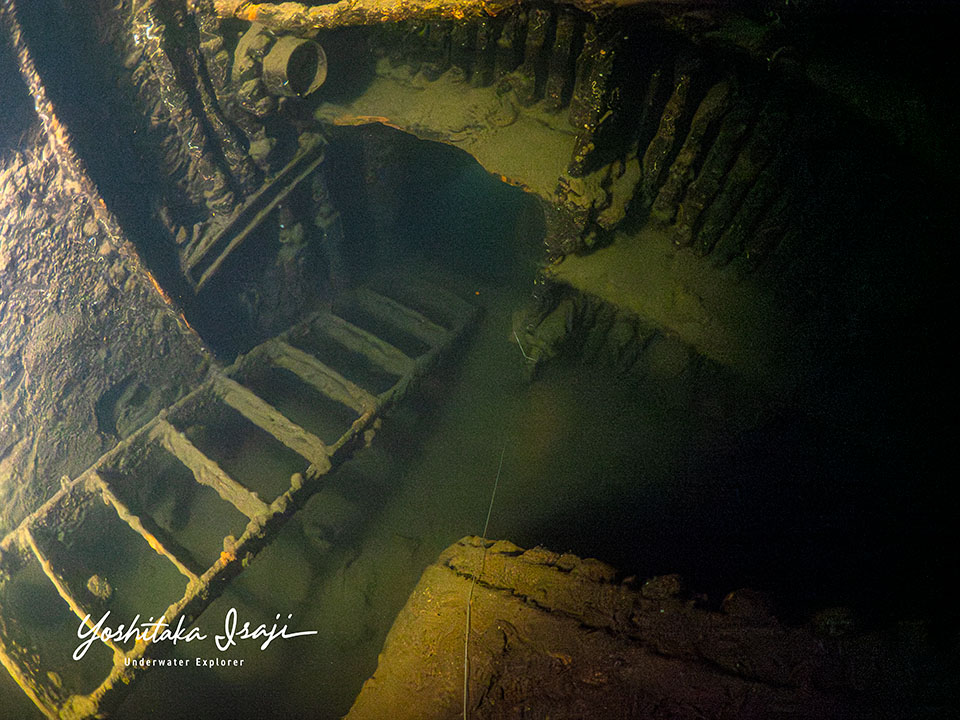 沈船のエンジンルームに続く通路