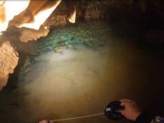 師匠の洞窟の水中へのエントリーの瞬間