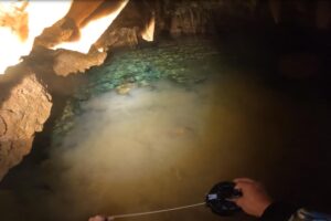 師匠の洞窟の水中へのエントリーの瞬間